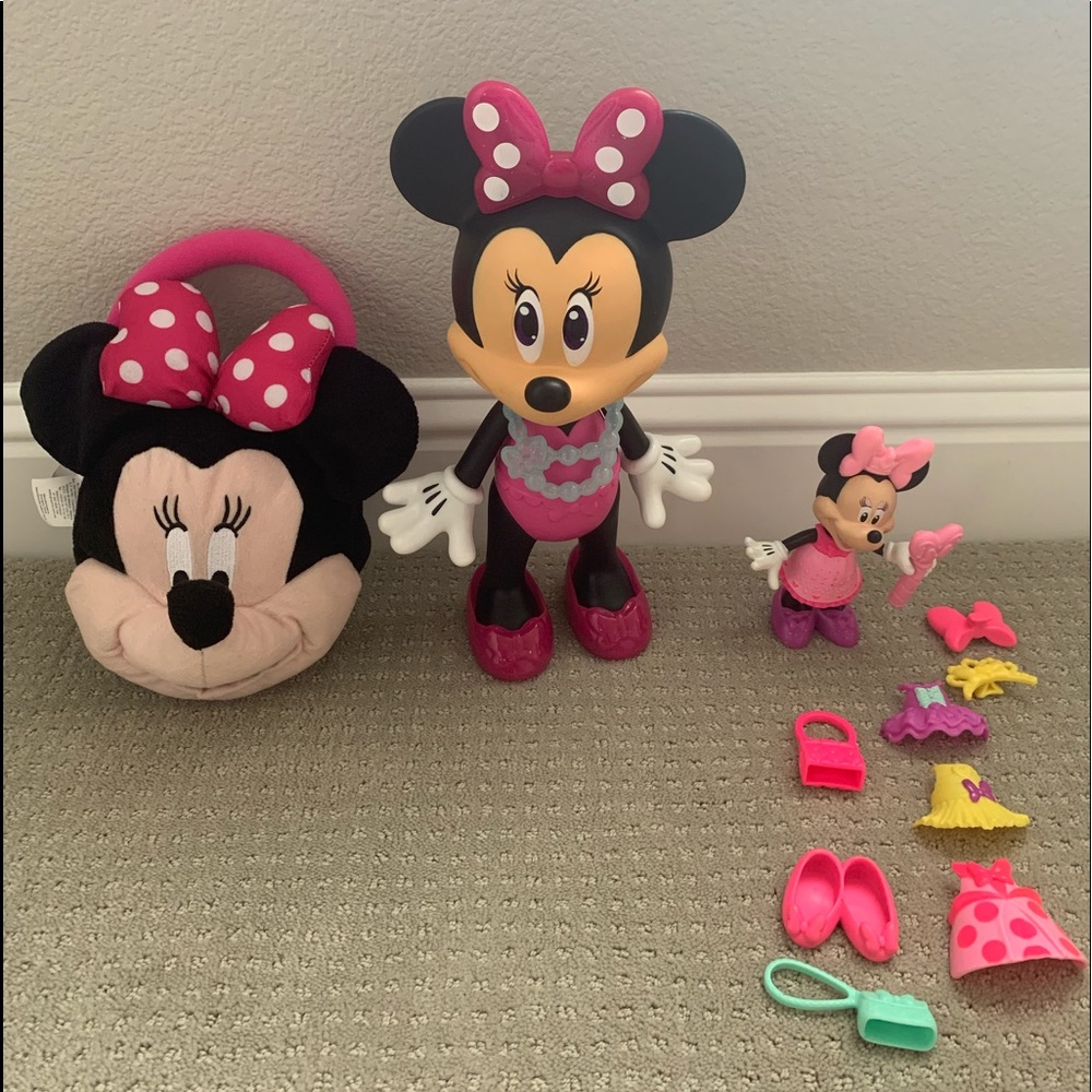 Minnie Mouse dolls and bag